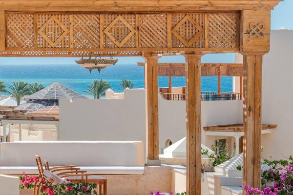Aussicht vom Balkon des Kempinski Hotel Soma Bay auf das Meer und die umliegende Landschaft.