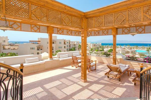 Ausblick von der Terrasse des Kempinski Hotels Soma Bay mit Swimmingpool und Meer.