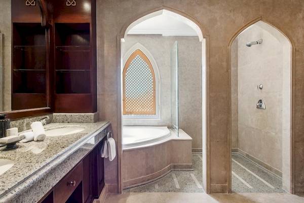 Badezimmer im Kempinski Hotel Soma Bay mit Marmor-Waschtisch, Badewanne und Dusche.