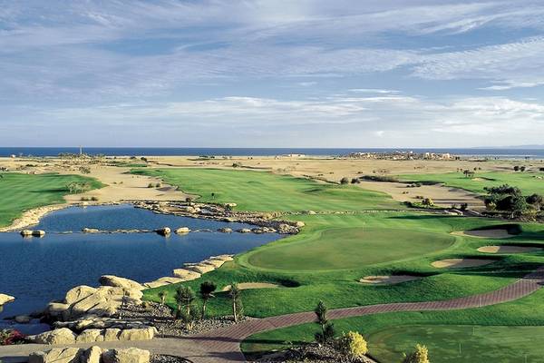 Luftaufnahme des Golfplatzes vom Kempinski Hotel Soma Bay mit Blick auf das Meer und die Landschaft.