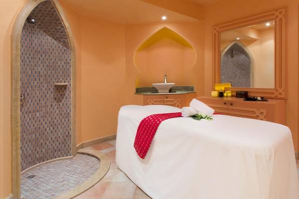Spa-Behandlungsraum im Kempinski Hotel Soma Bay mit einem Behandlungsbett, einer Dusche und einem Waschbecken.