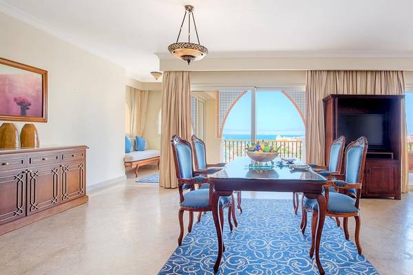 Esszimmer im Kempinski Hotel Soma Bay mit Blick auf das Meer und einem Tisch mit Früchten.