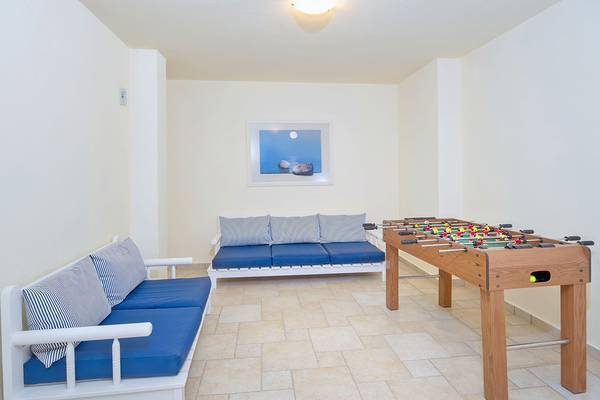 Spielzimmer im Miramare Resort & Spa mit Tischfußball, Sofas und Gemälde