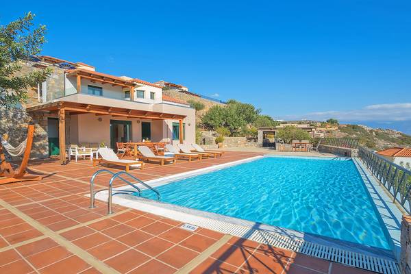 Außenpoolbereich des Miramare Resort & Spa mit Loungeliegen und Ausblick auf die Berge