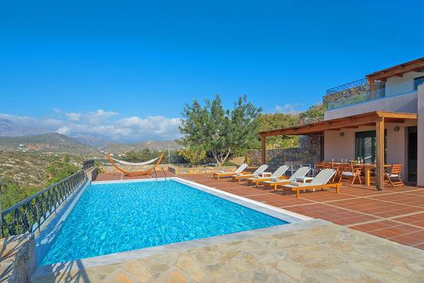 Außenpool des Miramare Resort & Spa mit Blick auf die Berge