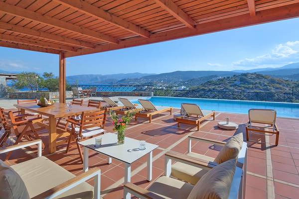 Außenterrasse des Miramare Resorts mit Pool, Blick auf das Meer und Berge