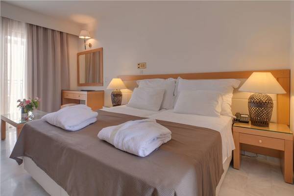 Hotelzimmer im Miramare Resort & Spa mit Doppelbett, Nachttischen und Lampen