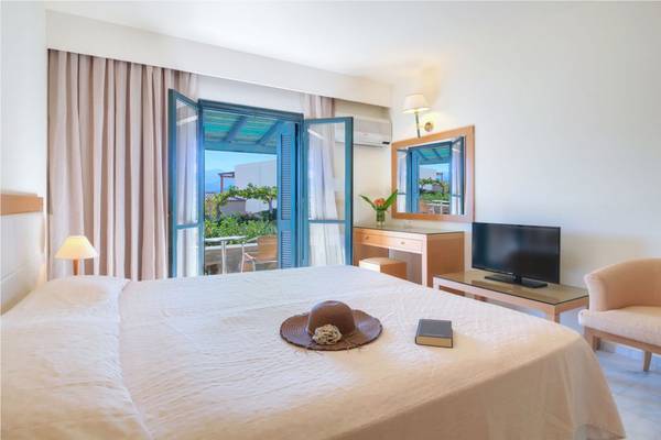 Hotelzimmer im Miramare Resort & Spa mit Blick auf den Garten