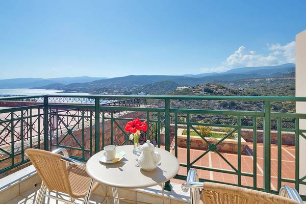 Blick vom Balkon des Miramare Resort & Spa auf das Meer und die Berge