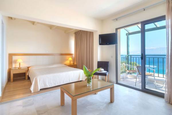 Hotelzimmer im Miramare Resort & Spa mit Blick auf das Meer und eine Terrasse.