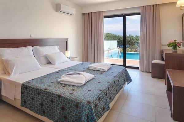 Schlafzimmer im Miramare Resort & Spa Hotel mit Blick auf den Pool.