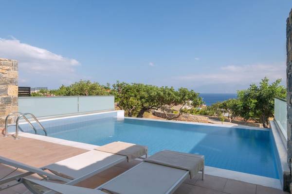 Außenpool auf der Terrasse des Miramare Resort & Spa mit Blick auf das Meer.