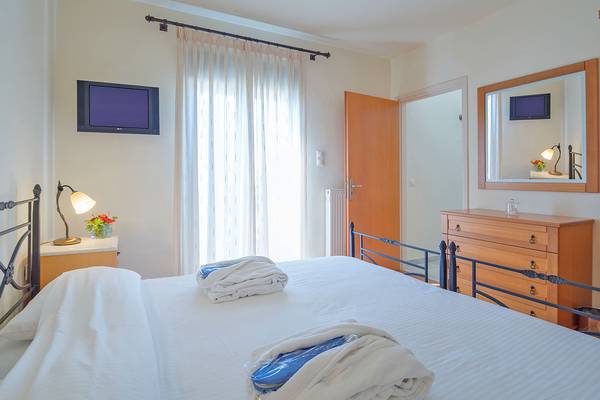 Hotelzimmer im Miramare Resort & Spa mit Bett, Fernseher und Kommode.