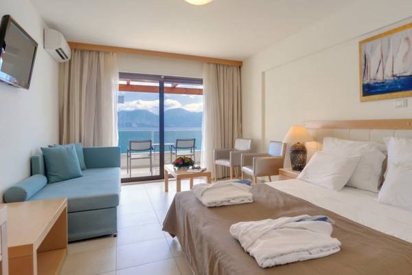 Hotelzimmer im Miramare Resort & Spa mit Blick auf den Ozean und Bergen.