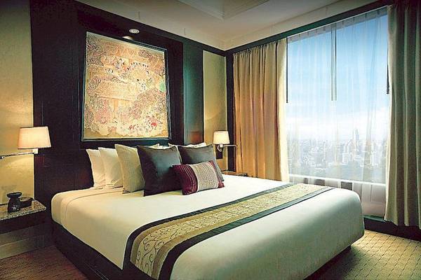 Hotelzimmer im Banyan Tree Bangkok mit Blick auf die Stadt.