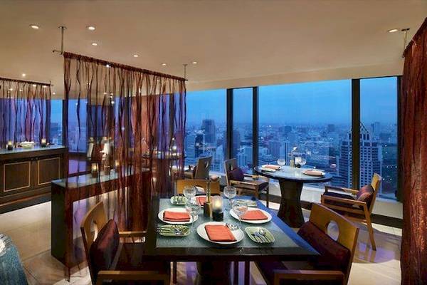 Innenansicht des Restaurants im Banyan Tree Bangkok mit Blick auf die Stadt