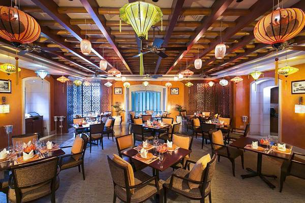 Restaurant im Shangri-La Dubai mit hängenden Lampions und gedeckten Tischen.