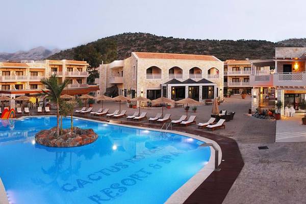 Außenansicht des Cactus Royal Resort & Spa mit Pool und Terrasse