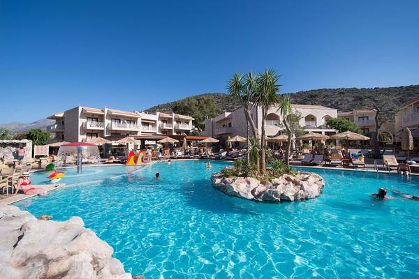 Außenpoolbereich des Cactus Royal Hotels mit Gästen, Palmen und Sonnenschirmen.