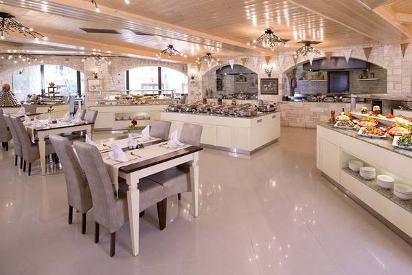 Buffetrestaurant im Cactus Royal Hotel mit vielen Gerichten und Tischen.
