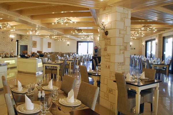 Innenansicht des Restaurants im Cactus Royal Hotel mit Buffet, Tischen und Stühlen.