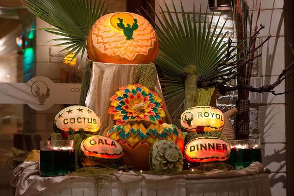 Dekorierte Kürbisse für das Gala-Dinner im Cactus Royal Hotel.