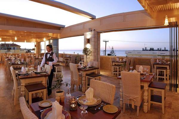 Ein Blick auf das Dachrestaurant des Cactus Royal Hotels mit Blick auf das Meer.
