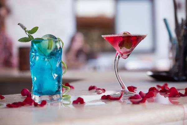 Zwei Cocktails auf einer Theke im Hotel Cactus Royal