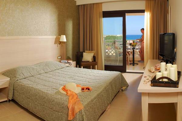 Doppelzimmer mit Balkon im Hotel Cactus Royal mit Meerblick und Inneneinrichtung.
