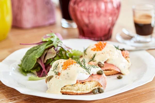 Eine Speiseplatte mit Rüebli und Lachs im Myconian Utopia Resort