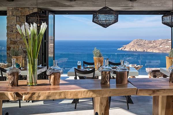 Innenansicht des Myconian Utopia Resorts mit Blick auf das Meer und eine Insel