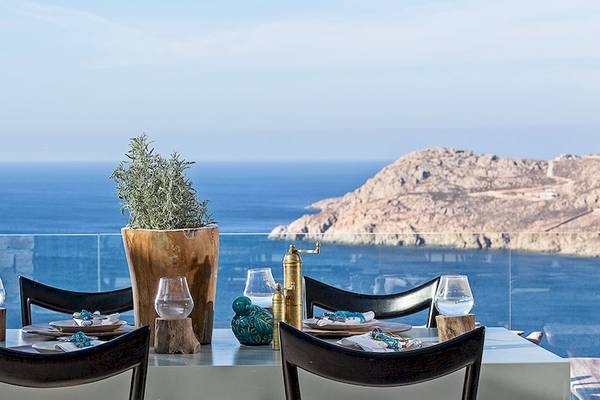 Terrassentisch im Myconian Utopia Resort mit Meerblick