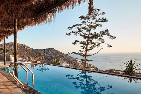 Poolterrasse des Myconian Utopia Resorts mit Blick auf das Meer und die Berge