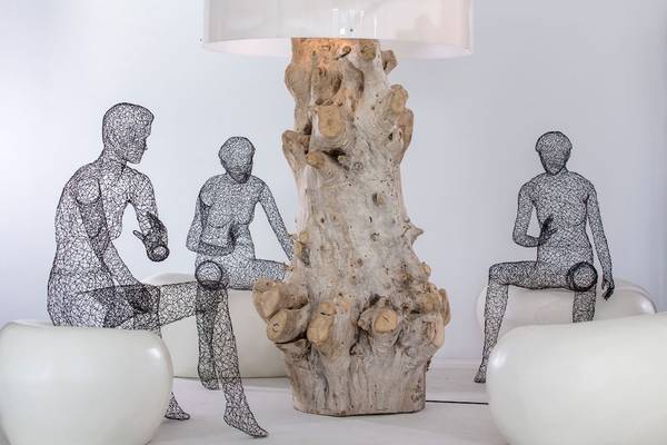 Drei Stühle mit Drahtmodell und großer Lampenfüße aus Holz