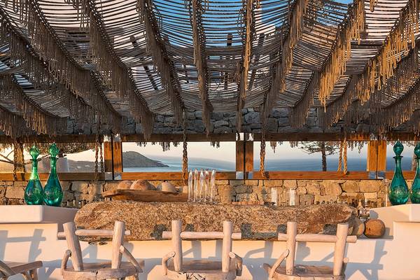 Innenansicht der Bar im Myconian Utopia Resort mit Blick auf das Meer.