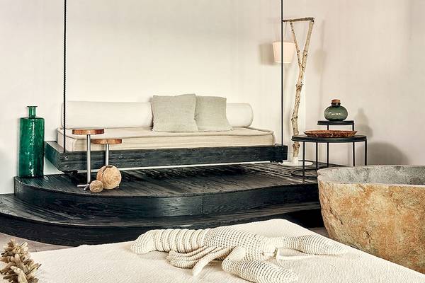 Schlafzimmer im Myconian Utopia Resort mit einem Bett, einer Badewanne und Wohnaccessoires.