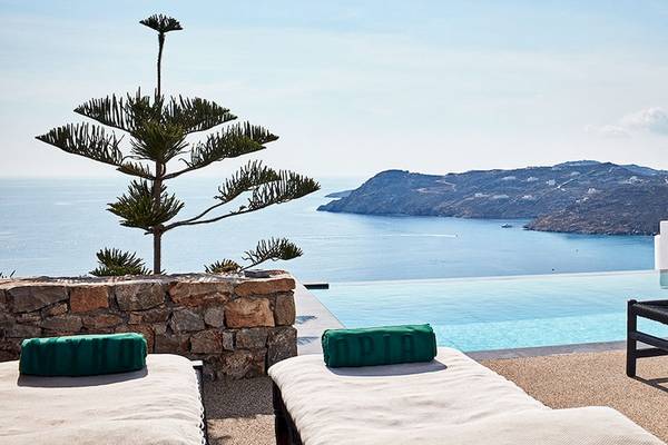 Terrasse des Myconian Utopia Resorts mit Pool und Meerblick.