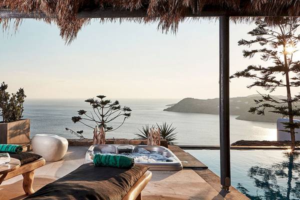Ausblick auf das Meer vom Myconian Utopia Resort mit Jacuzzi und Loungebereich.