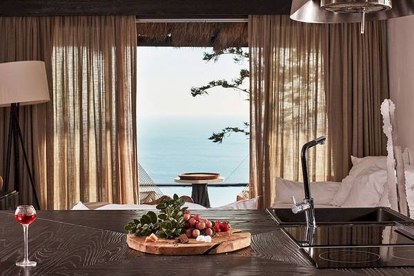 Küche im Myconian Utopia Resort mit Blick auf das Meer und Obst auf dem Tisch