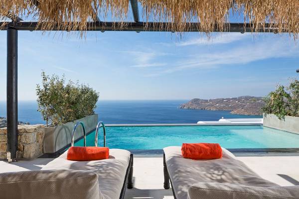 Terrasse des Myconian Utopia Resorts mit Pool und Meerblick