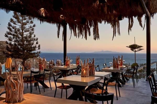 Terrasse des Myconian Utopia Resorts mit Blick auf das Meer.