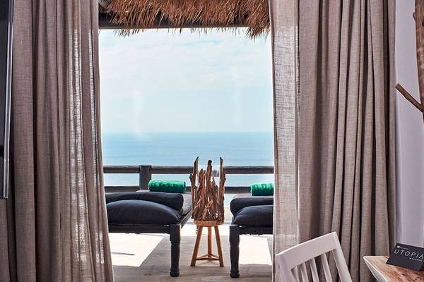 Ausblick auf das Meer von einem Hotelzimmer im Myconian Utopia Resort.