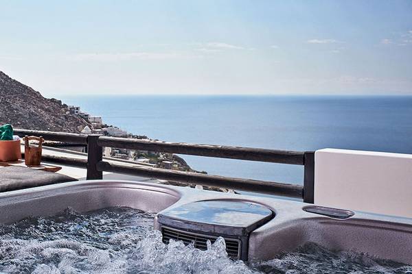 Terrasse des Myconian Utopia Resorts mit Whirlpool und Meerblick