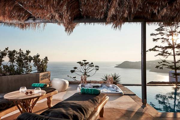 Terrasse des Myconian Utopia Resorts mit Blick auf das Meer