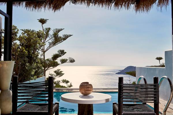 Blick vom Poolbereich des Myconian Utopia Resorts auf das Meer
