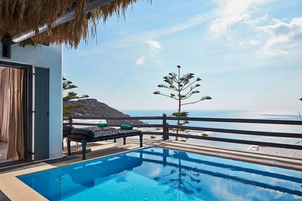 Pool auf der Terrasse mit Blick auf das Meer im Myconian Utopia Resort