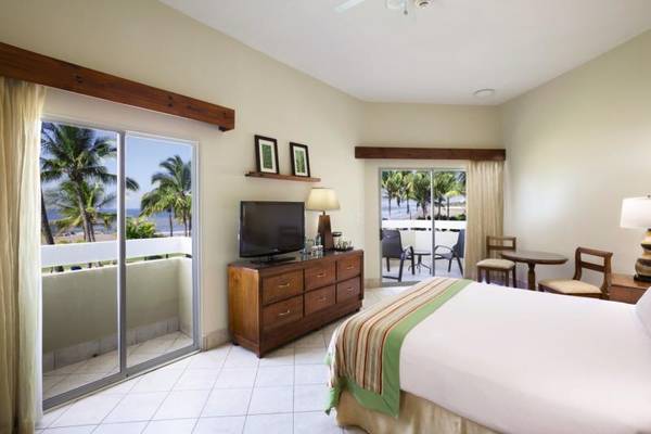 Hotelzimmer des Fiesta Resort All Inclusive mit Balkon und Meerblick.