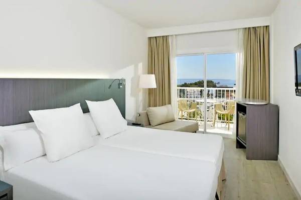Doppelzimmer im Sol Guadalupe Hotel mit Blick auf den Balkon und das Meer