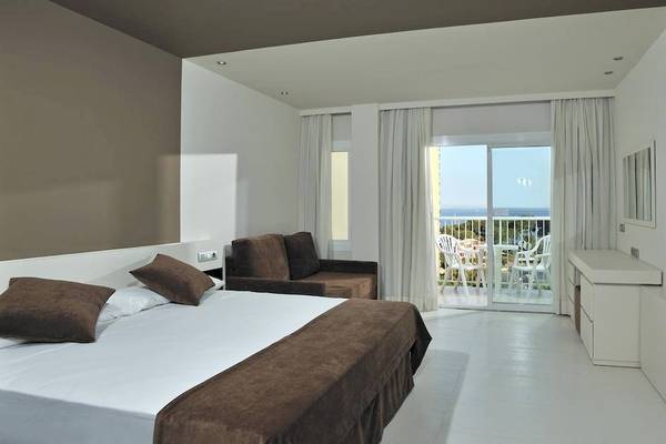Hotelzimmer mit Meerblick und Balkon im Sol Guadalupe Hotel.