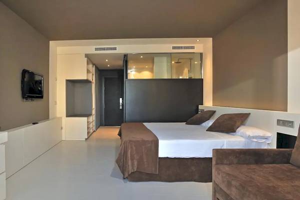 Modernes Hotelzimmer im Sol Guadalupe mit Bett, Fernseher, und Möbeln.